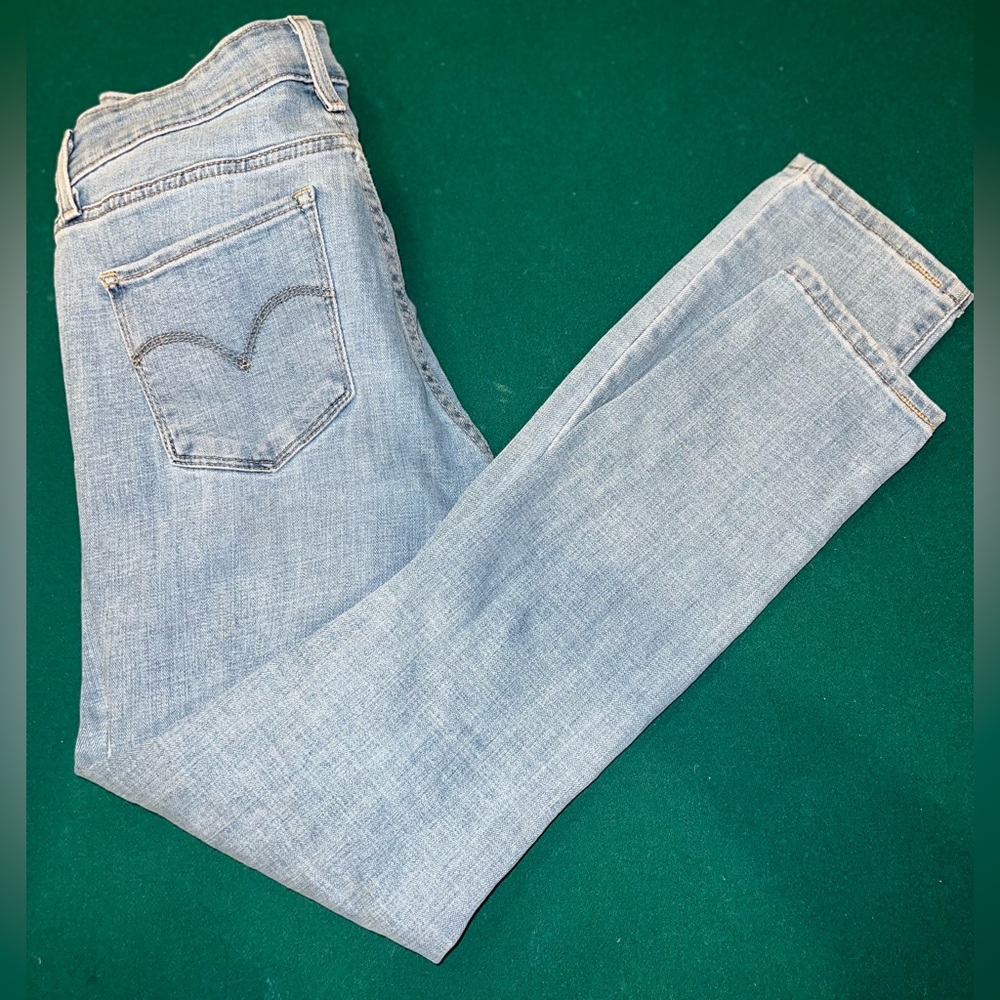 Women Levi jeans size 28.